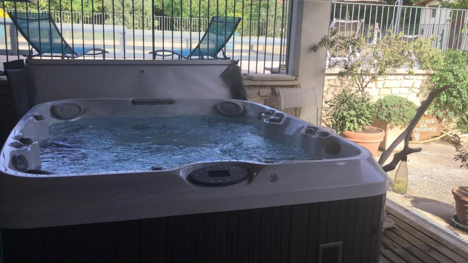 1 Chambre 1 Cuisine & Salle D'Eau Privees Avec Piscine Et Jacuzzi La Celle-sous-Gouzon Casa di campagna